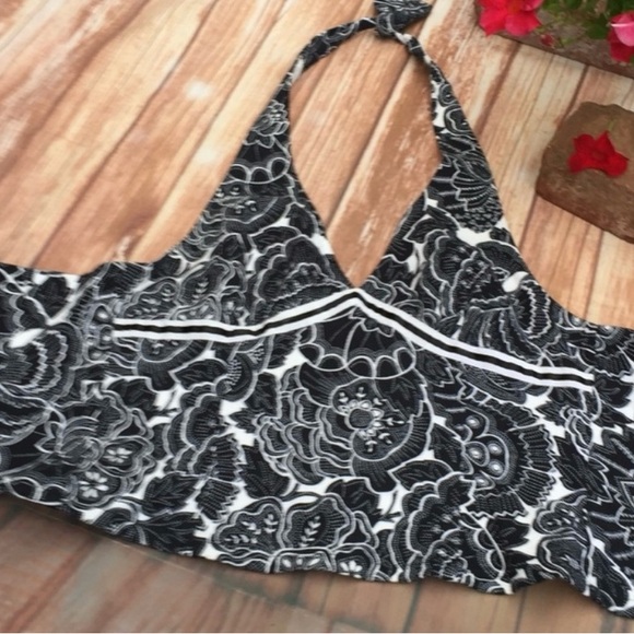 white house black market halter top, behind the neck tie - Picture 14 of 15